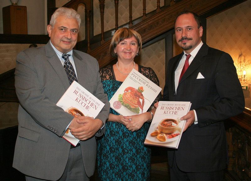(Foto: von links nach rechts: Botschafter Sergej Netschajew, Margarita Pischtschalnikowa vom Verlag Arkaim und Verleger Mag. Wolfgang Dvorak-Stocker)